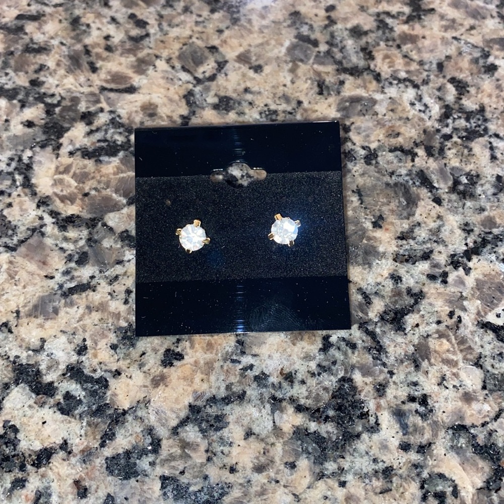 NWOT Claire’s Diamond Stud Earrings